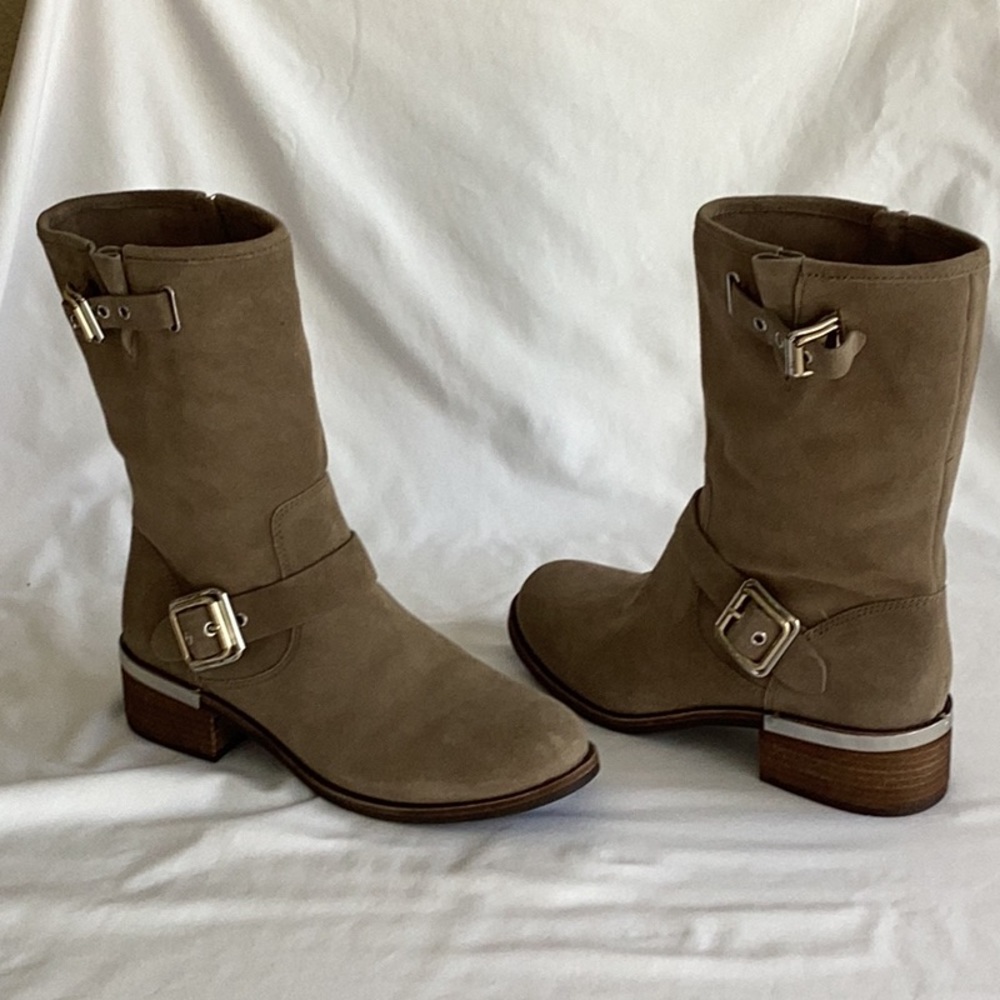 NIB Vince Camuto Moto boots Windy Foxy Verona 9.5 Med.- Taupe/Tan suede.